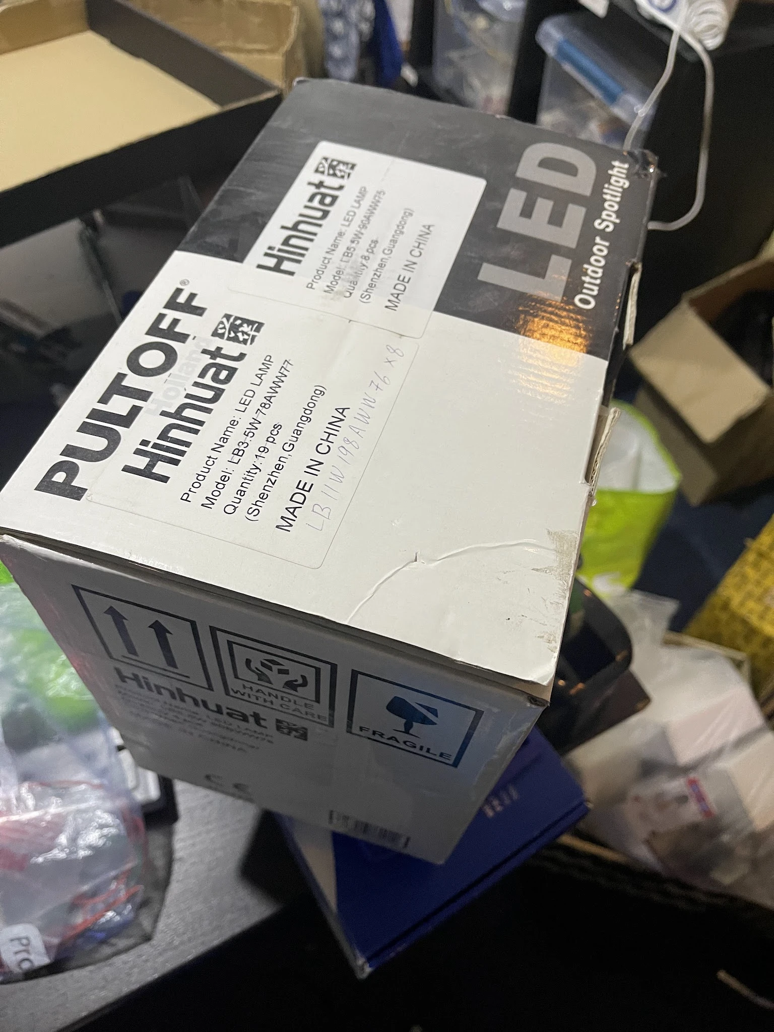 Geopend pakket van een pulloofhihbaal product, gedeeltelijk zichtbaar met instructies en verzendlabels