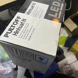 Geopend pakket van een pulloofhihbaal product, gedeeltelijk zichtbaar met instructies en verzendlabels