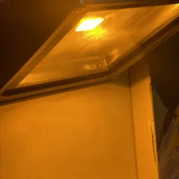 Geel verlichte plafonddetail in donkere omgeving