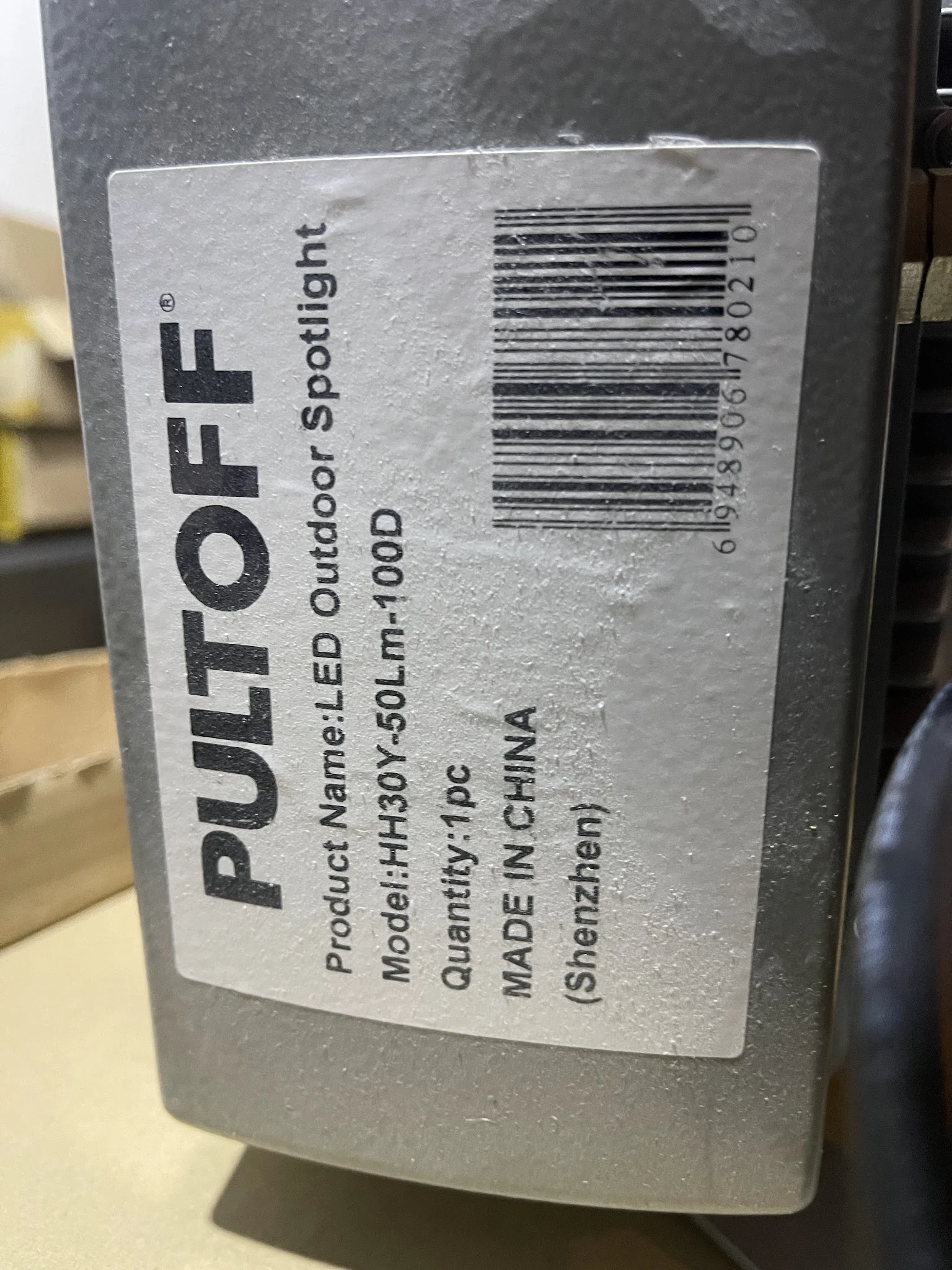 Close-up van verpakking PULTOFF LED outdoor spotting product met barcode en productinformatie