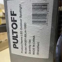 Close-up van verpakking PULTOFF LED outdoor spotting product met barcode en productinformatie