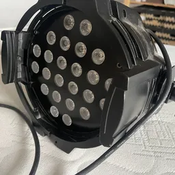 Zwarte LED-schijnwerper met 24 witte LED's in circulaire opstelling, opgesteld op een tafel