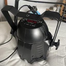 Zwarte elektrische stofzuiger met slang en accessoires op witte ondergrond