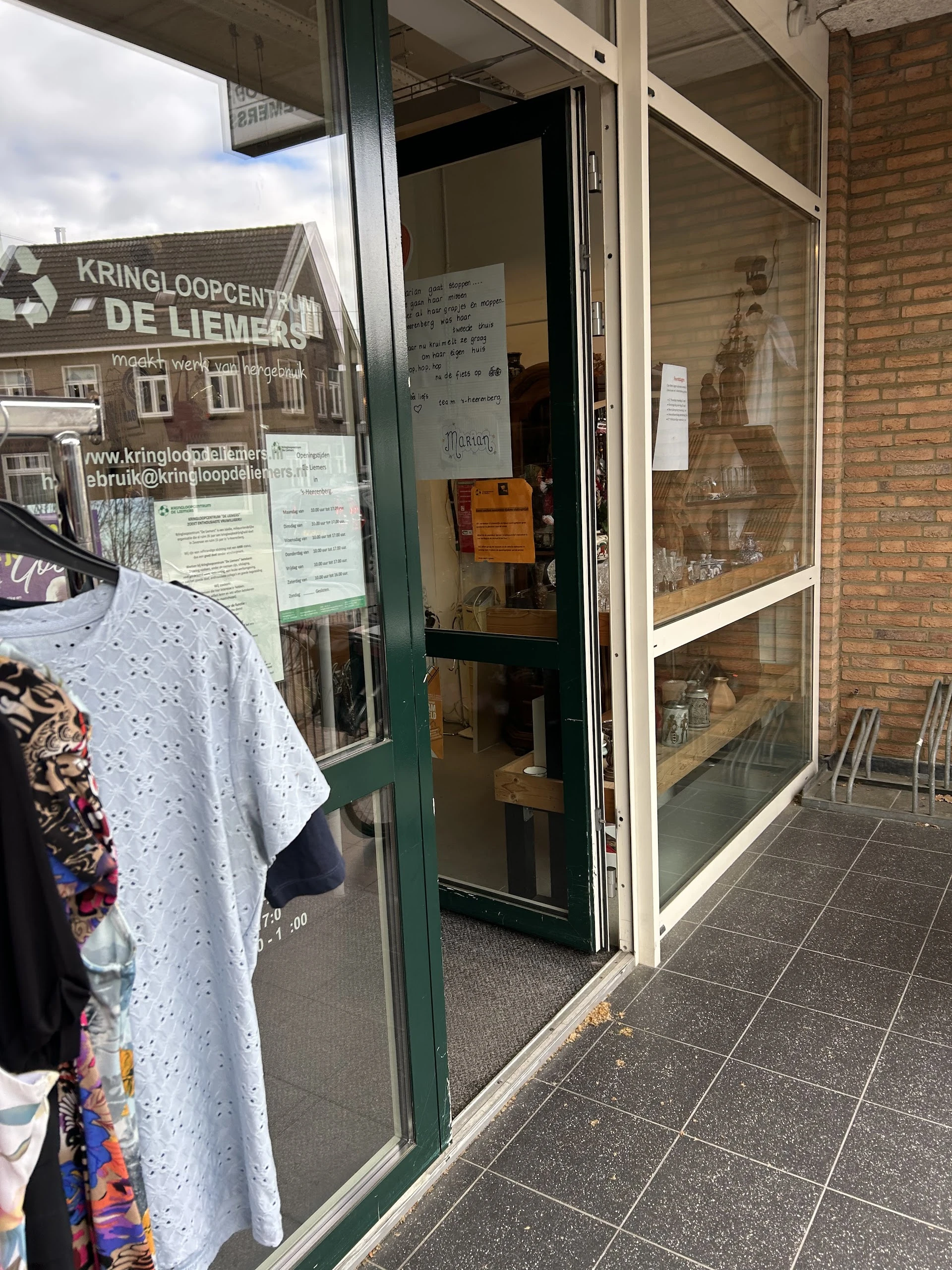 Kringloopcentrum "De Liemers" in 's-Heerenberg met tweedehands boeken, gereedschappen en huishoudelijke apparaten