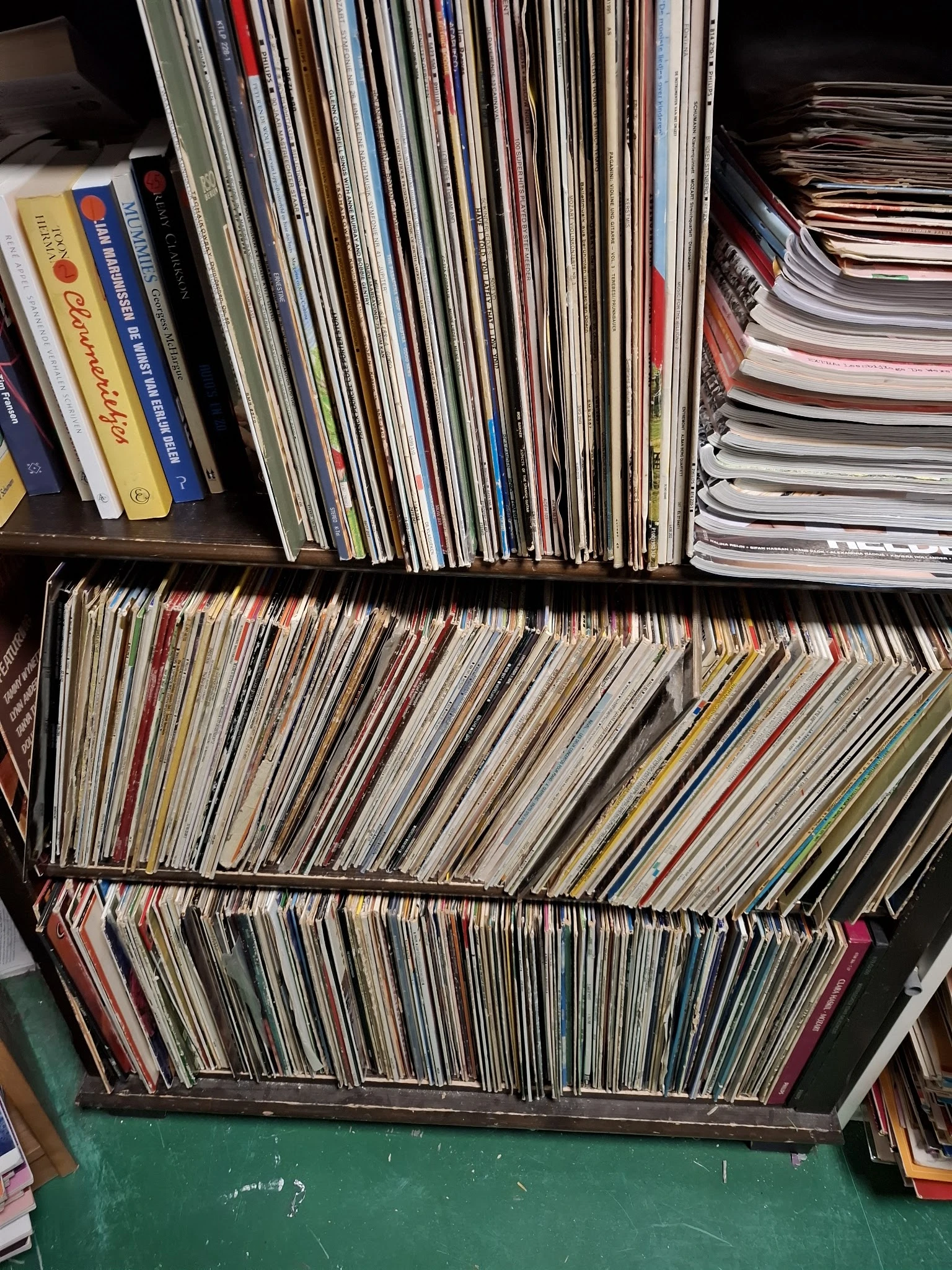 Uitgestalde cd's en dvd's in rekken, goed georganiseerd op schappen