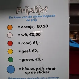 Prijslijst met gekleurde stickers en prijzen in euros