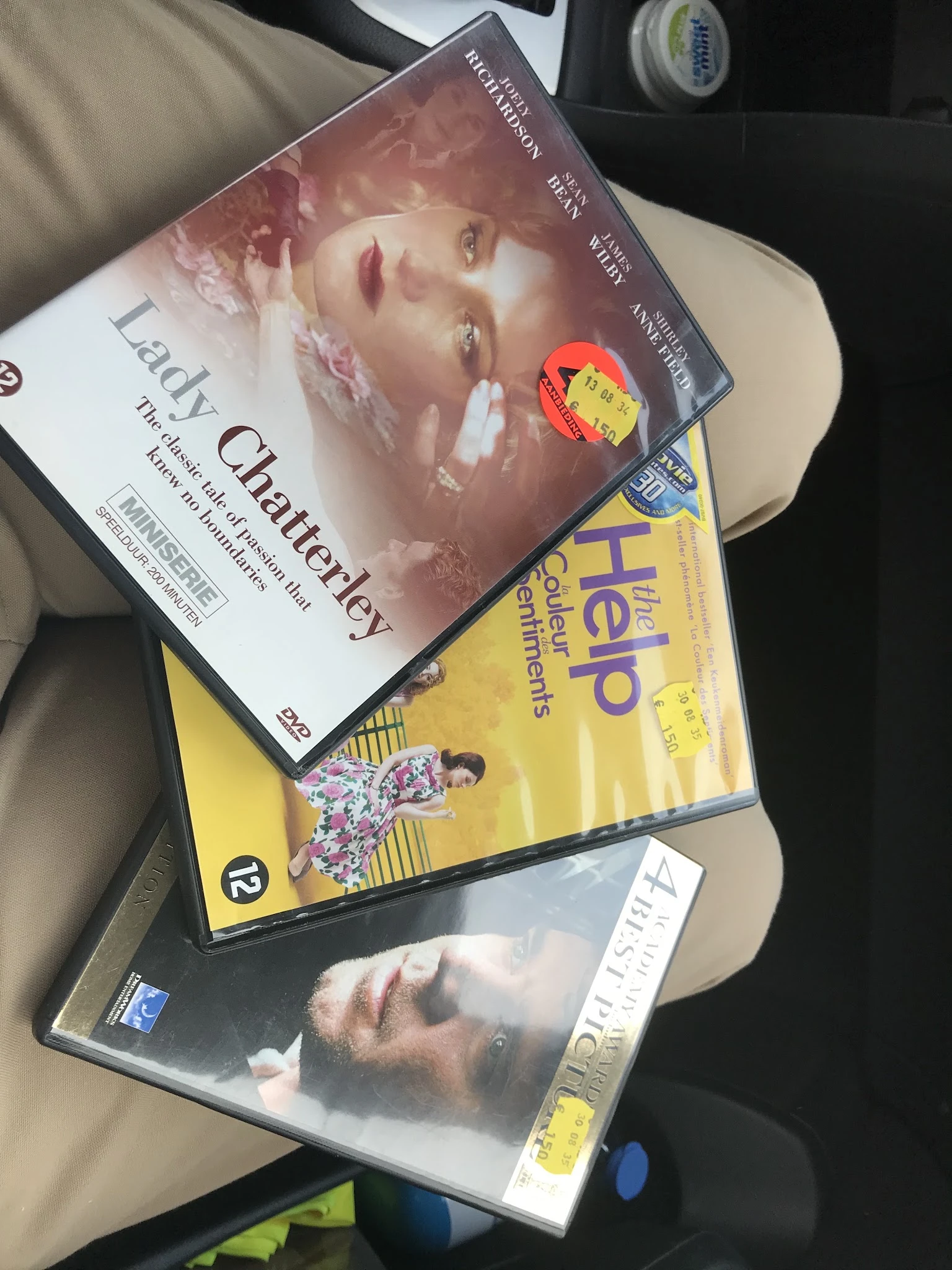 Stapel dvd's en boeken op een tafel, waaronder 'Lady Chatterley' en 'The Help'