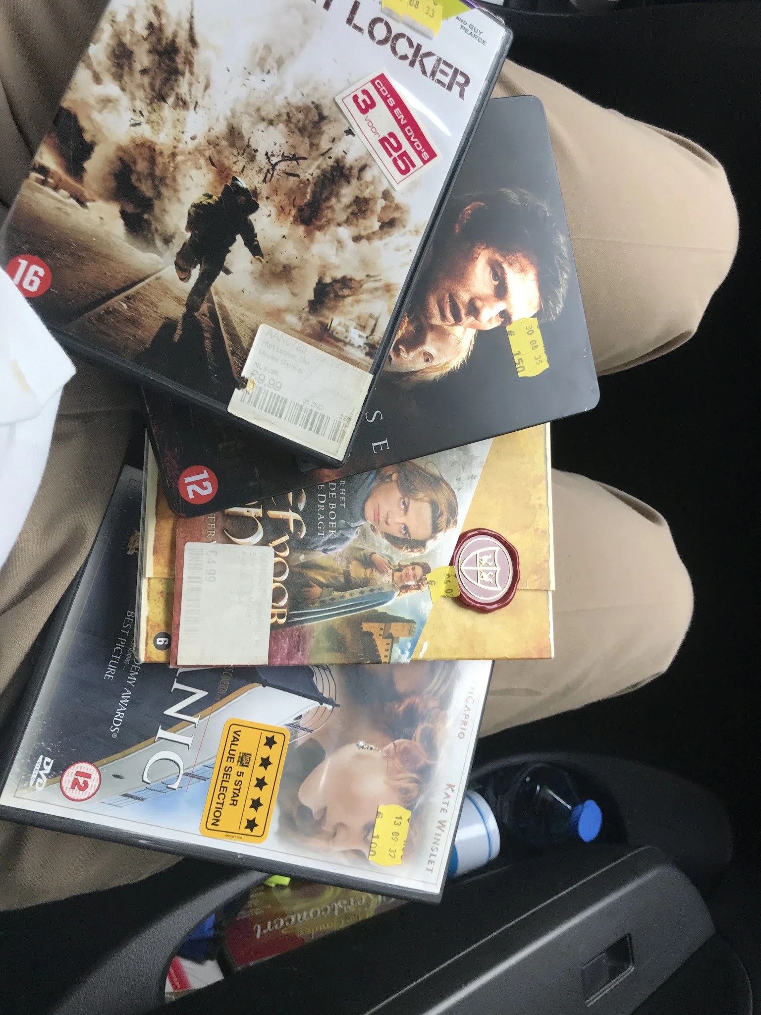 Stapel dvd-hoezen en mediaboxen met films op elkaar gestapeld