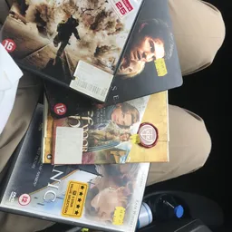 Stapel dvd-hoezen en mediaboxen met films op elkaar gestapeld