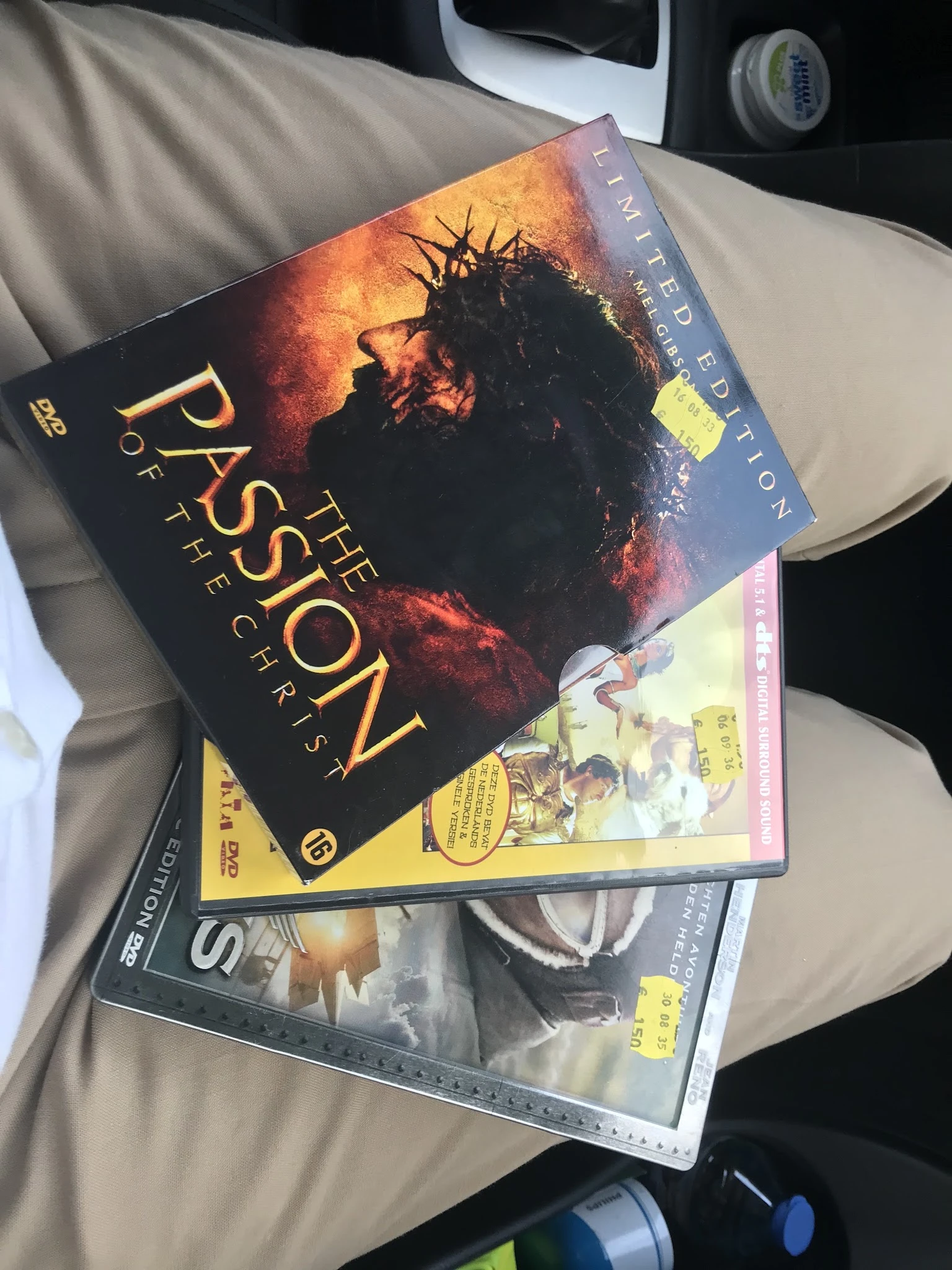 Gestapelde dvd-boxsets van televisieseries, waaronder 'Passion of the Christ' en andere titels