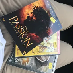 Gestapelde dvd-boxsets van televisieseries, waaronder 'Passion of the Christ' en andere titels