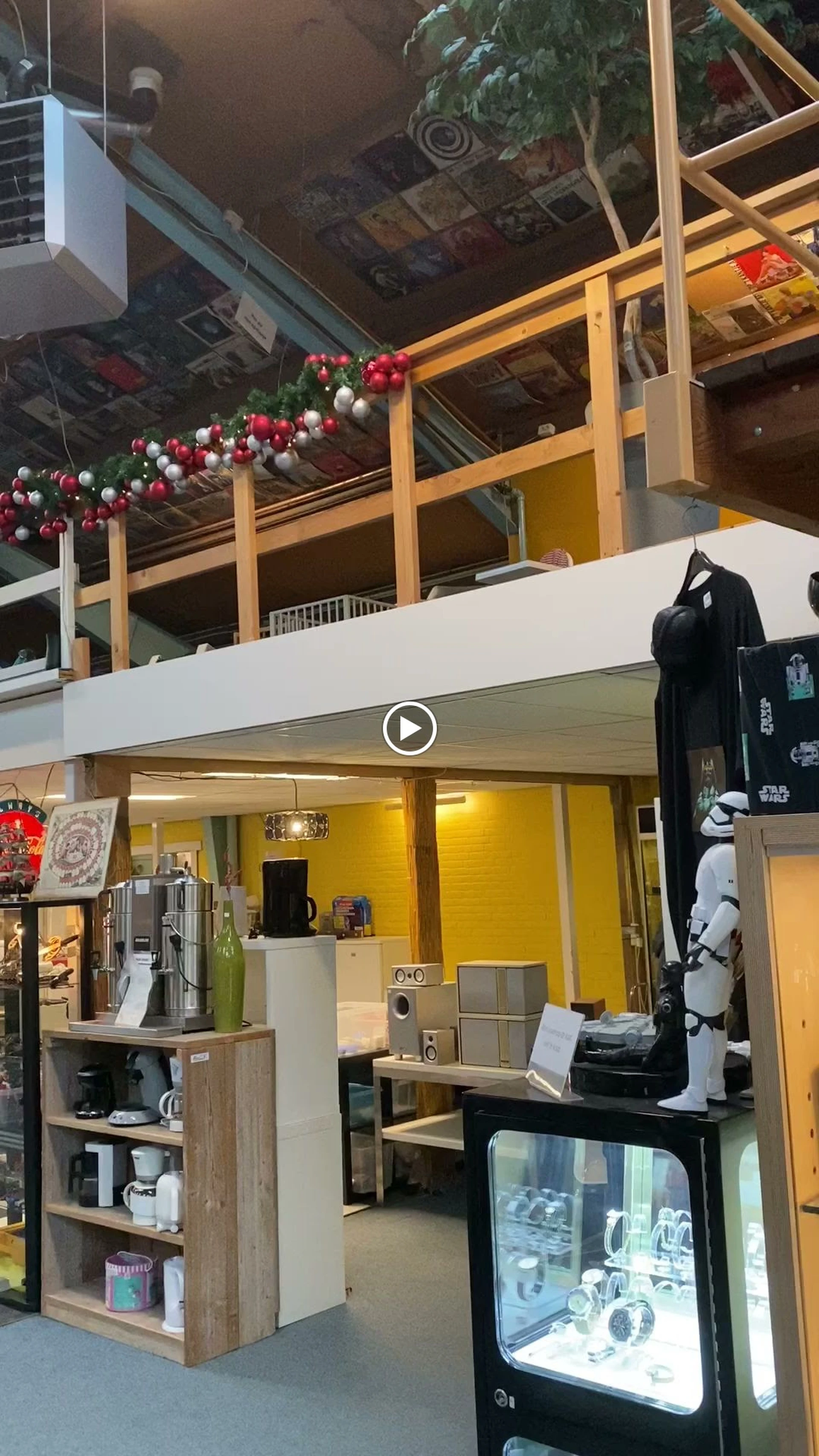 Kringloopcentrum-overdie in Alkmaar met tweedehands boeken, dressoirs en gereedschappen