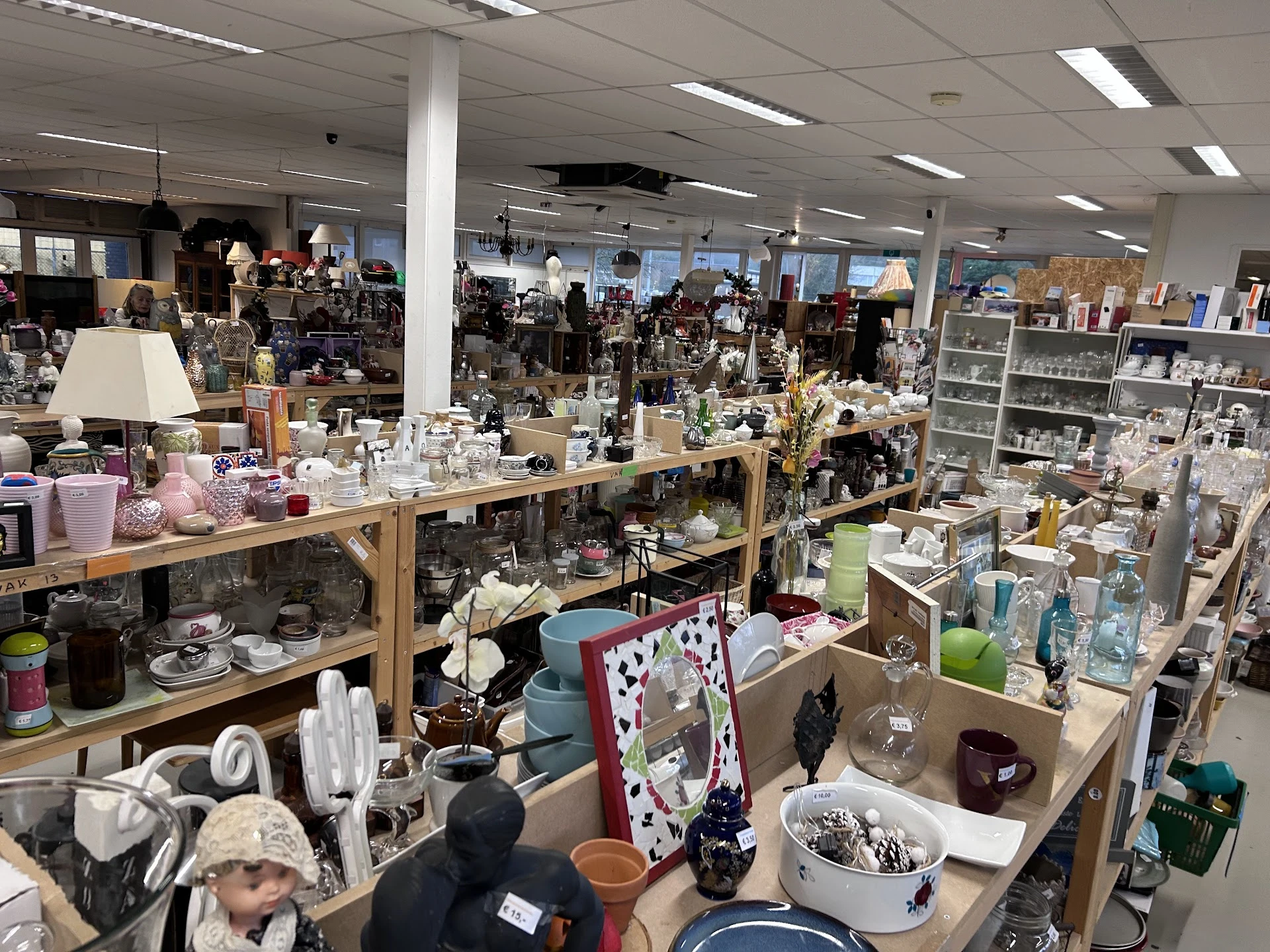 Kringloopcentrum-overdie in Alkmaar met tweedehands boeken, dressoirs en gereedschappen