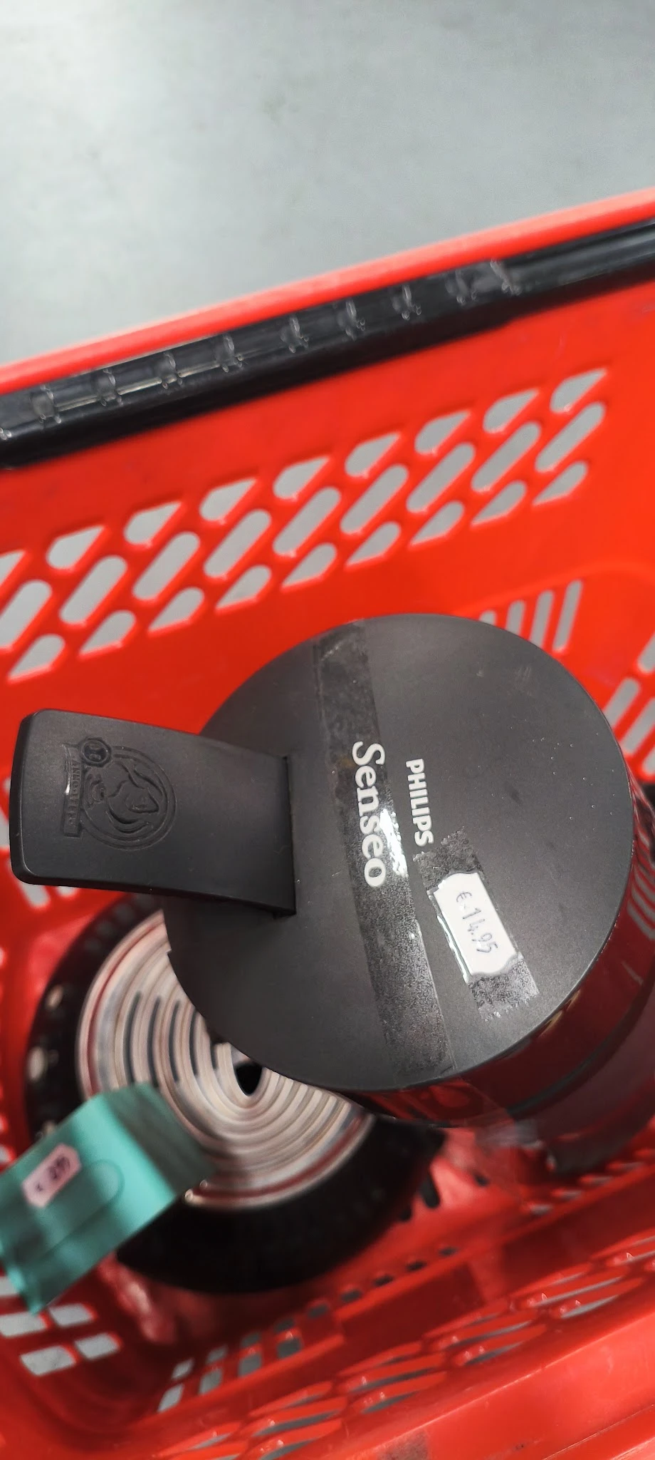 Close-up van een zwarte Philips Sensorgo pingpongracket op rood oppervlak