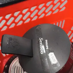 Close-up van een zwarte Philips Sensorgo pingpongracket op rood oppervlak