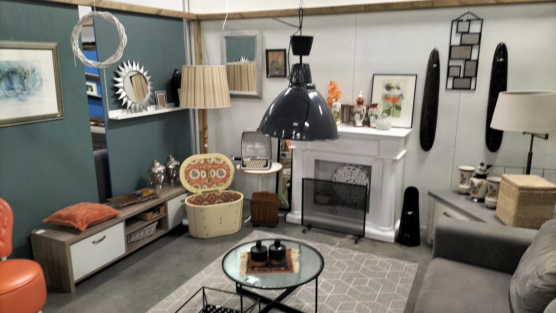 Winkelbinnenruimte met meubels, decoratie, spiegels en huishoudelijke artikelen uitgestald