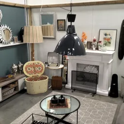 Winkelbinnenruimte met meubels, decoratie, spiegels en huishoudelijke artikelen uitgestald