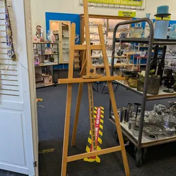 Houten stellage met waarschuwingstape op de winkelv loer tussen rekken met spullen