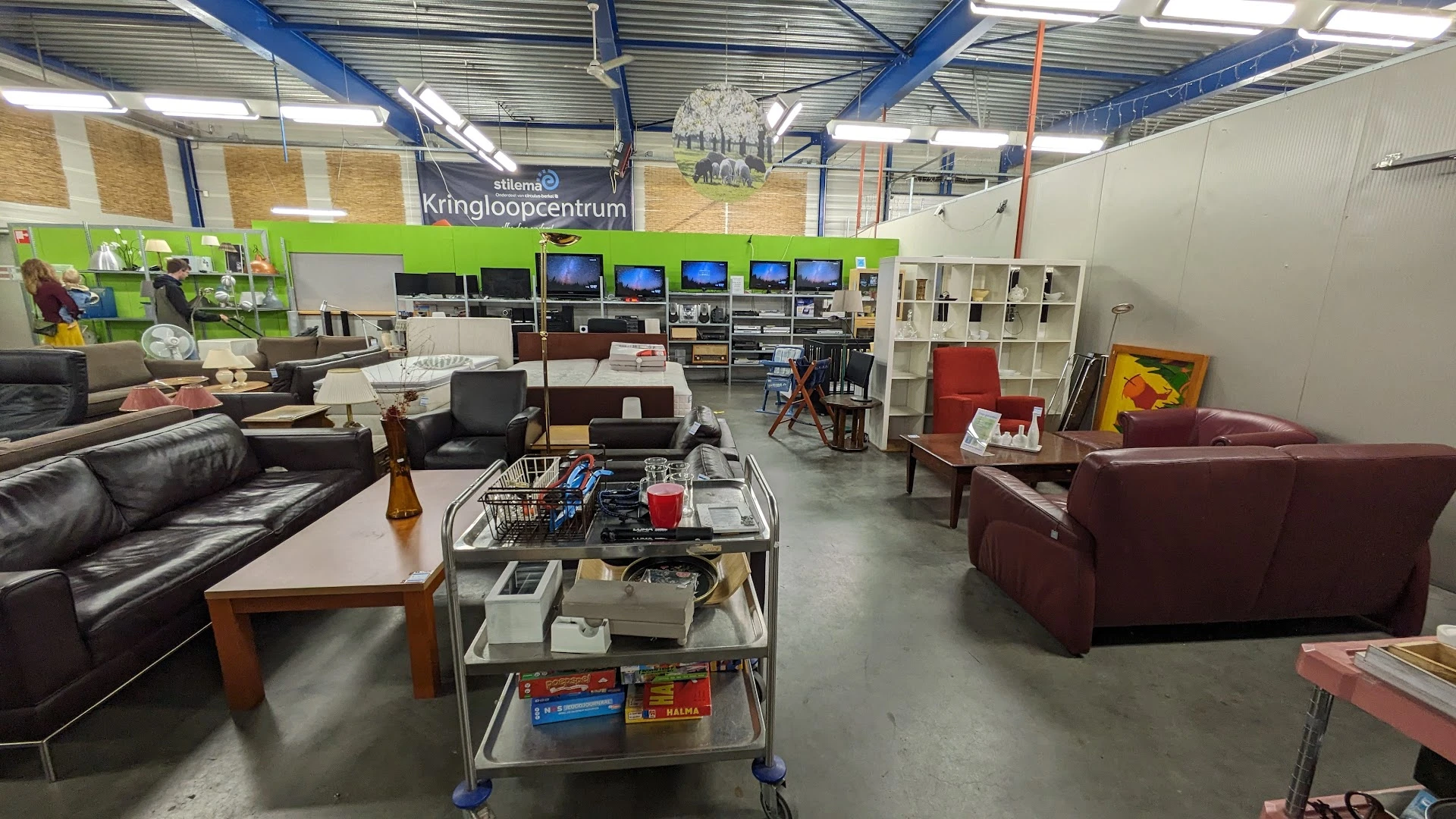 Kringloopcentrum Stilema in Vaassen met tweedehands boeken, gereedschappen en huis- en inrichting