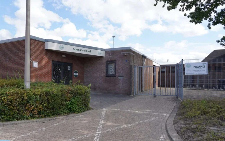 Voorkant van Kringloopcentrum Weert, bakstenen gebouw met ingang en omheining