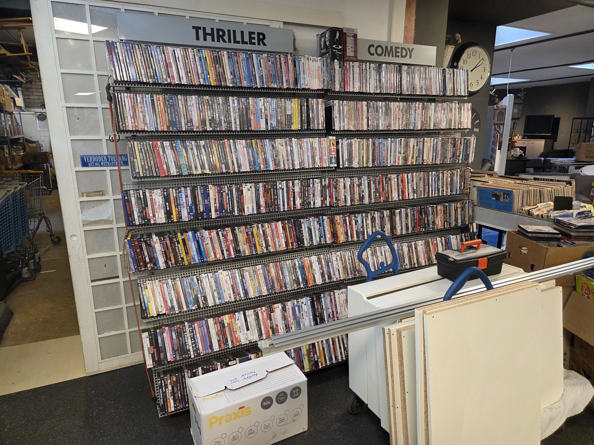 Grote stellingkast met honderden dvd's en blu-rays in de categorieën thriller en comedy