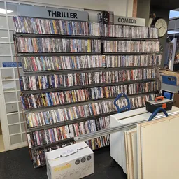 Grote stellingkast met honderden dvd's en blu-rays in de categorieën thriller en comedy