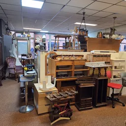 Verschillende pianino's en elektronische orgels op de uitstallingsruimte van de winkel