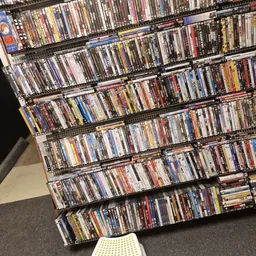 Grote collectie dvd's en blu-rays netjes uitgestald op metalen stellingen