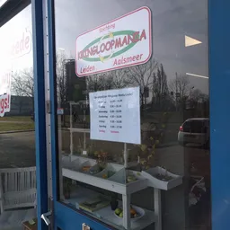 Openingstijden op een papieren bord in een winkelruit