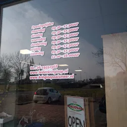 Neonreclame met openingstijden en contactgegevens van Kringloopmania