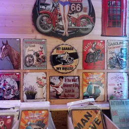 Muur met vintage decoratieve borden en blikken met motorfietsen, pinup-thema's en retro doodskisten