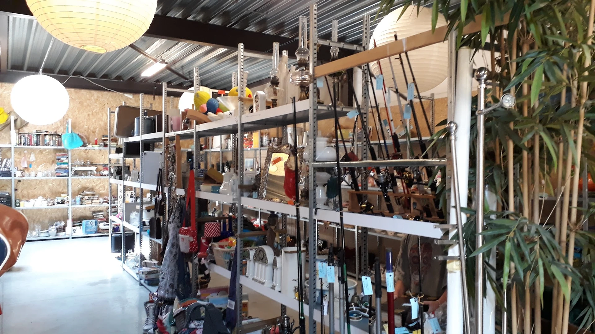 Stellingen met diverse tweedehands artikelen waaronder gereedschap, huishoudelijke spullen en decoratieve items
