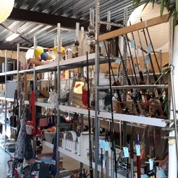 Stellingen met diverse tweedehands artikelen waaronder gereedschap, huishoudelijke spullen en decoratieve items