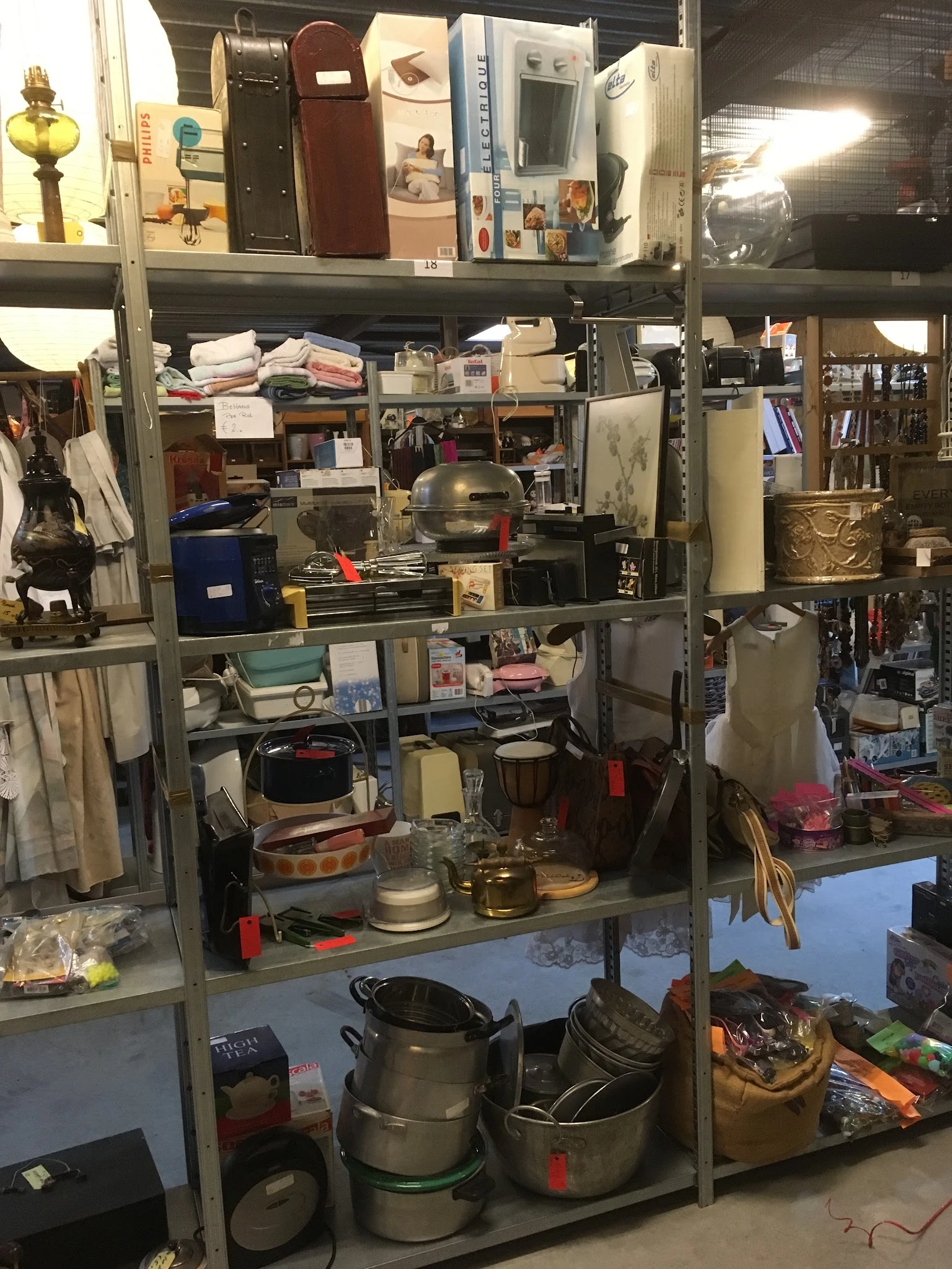 Stellingkast met diverse huishoudelijke artikelen, keukengerei, servies en decoratieve spullen