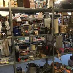 Stellingkast met diverse huishoudelijke artikelen, keukengerei, servies en decoratieve spullen