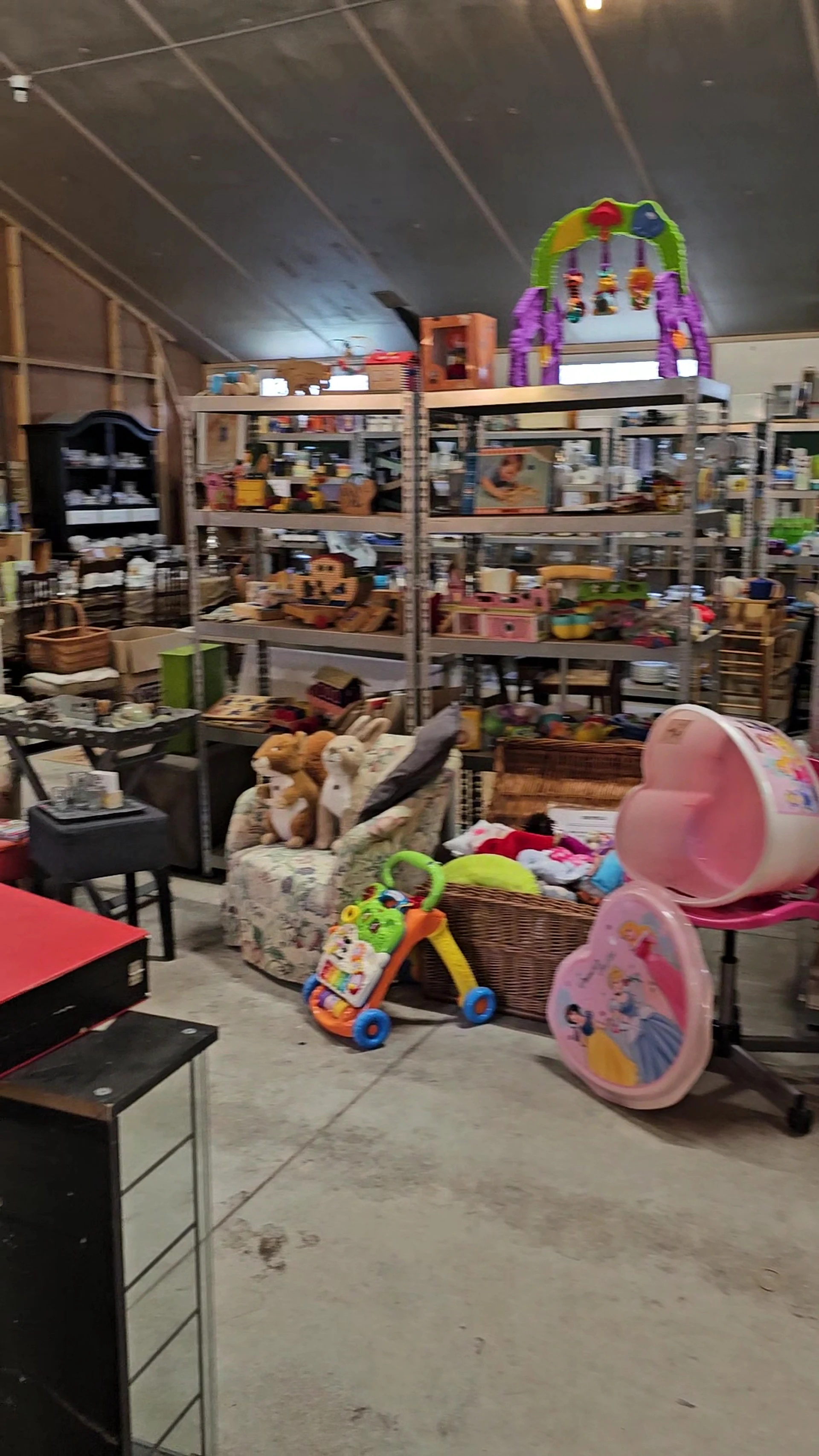 Kringloopwinkel Kringloopschuur en Kledinghuis Heidewaard in Waardenburg