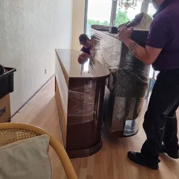 Meubels ingepakt in plastic folie in een kringloopwinkel