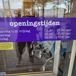 Openingstijden op paarse banner: maandag t/m vrijdag 09.30-17.30 uur, zaterdag 10.00-17.00 uur, zondag 12.00-17.00 uur