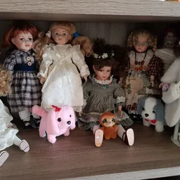 Verzameling pop- en speelgoeddieren op een houten plank in de winkel