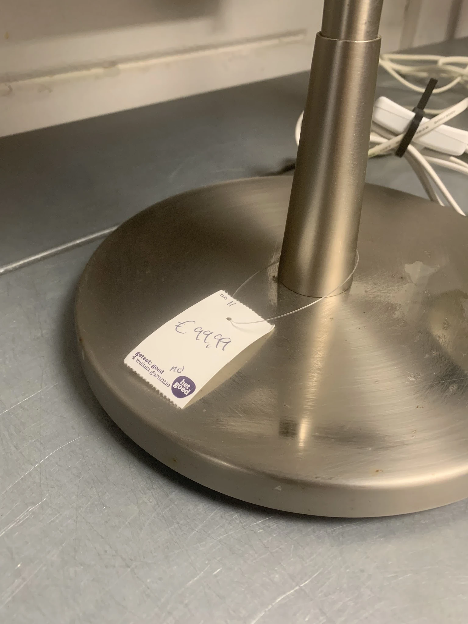 Close-up van een zilveren lamp met prijskaartje eraan