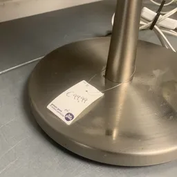 Close-up van een zilveren lamp met prijskaartje eraan