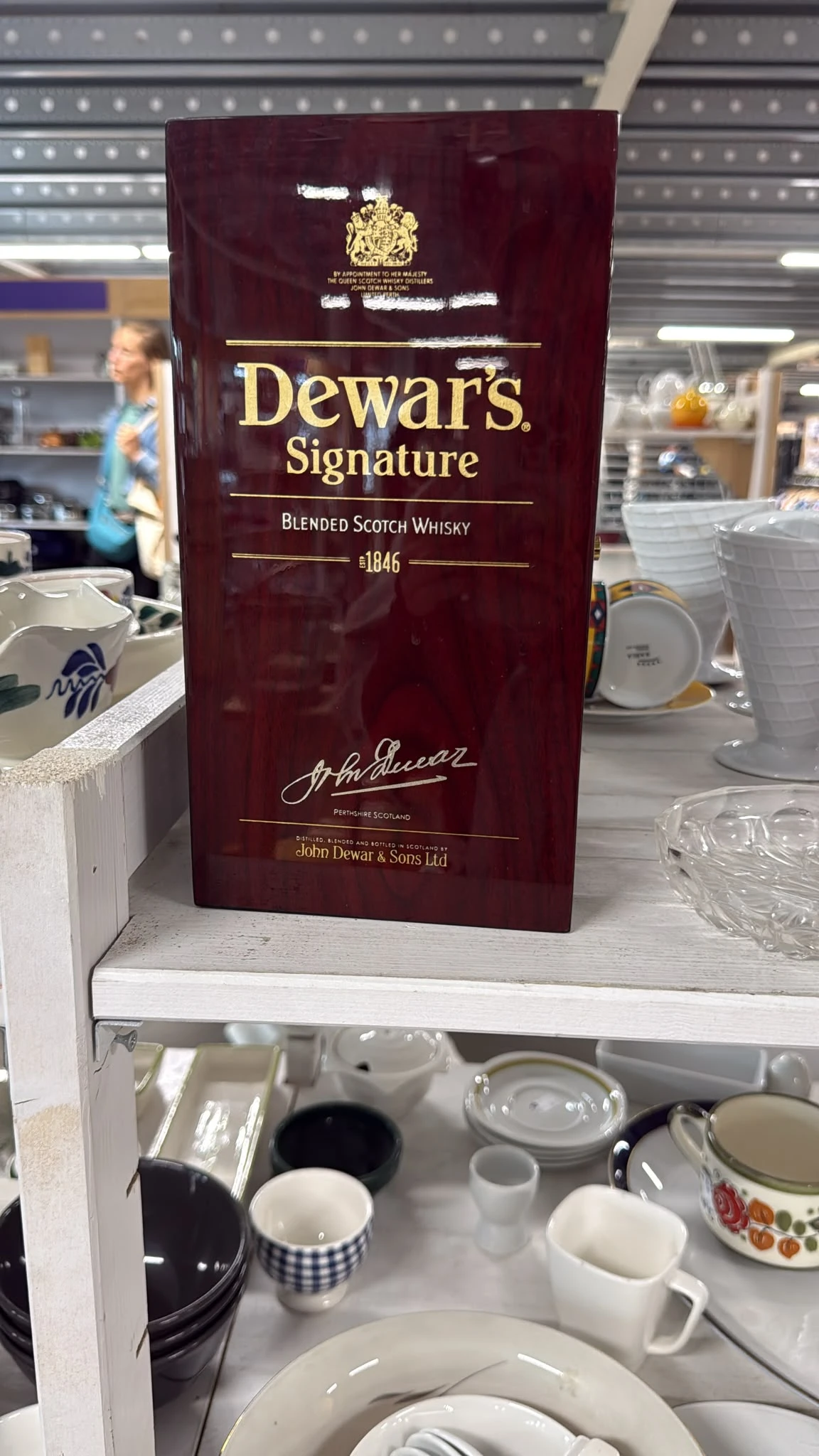 Fles Johnnie Walker Signature blended Scotch whisky uit 1846 op een witte plank