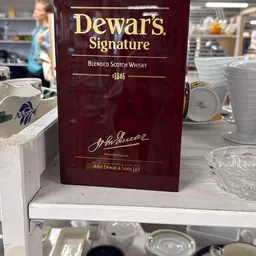 Fles Johnnie Walker Signature blended Scotch whisky uit 1846 op een witte plank