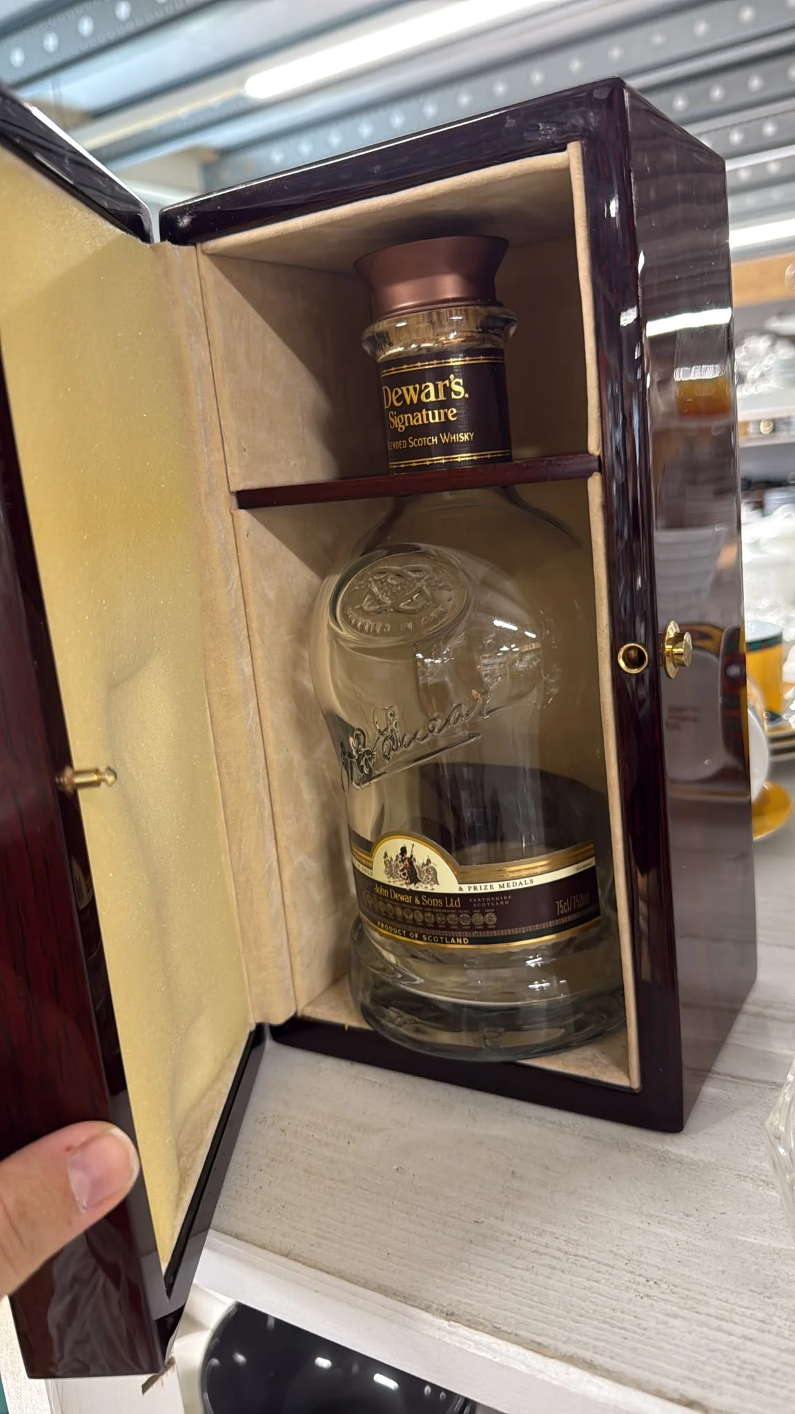 Fles whisky in presentatiedoos met glas en certificaat