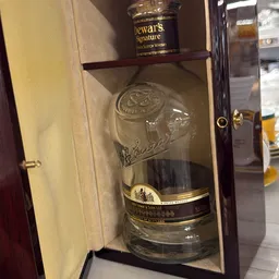 Fles whisky in presentatiedoos met glas en certificaat