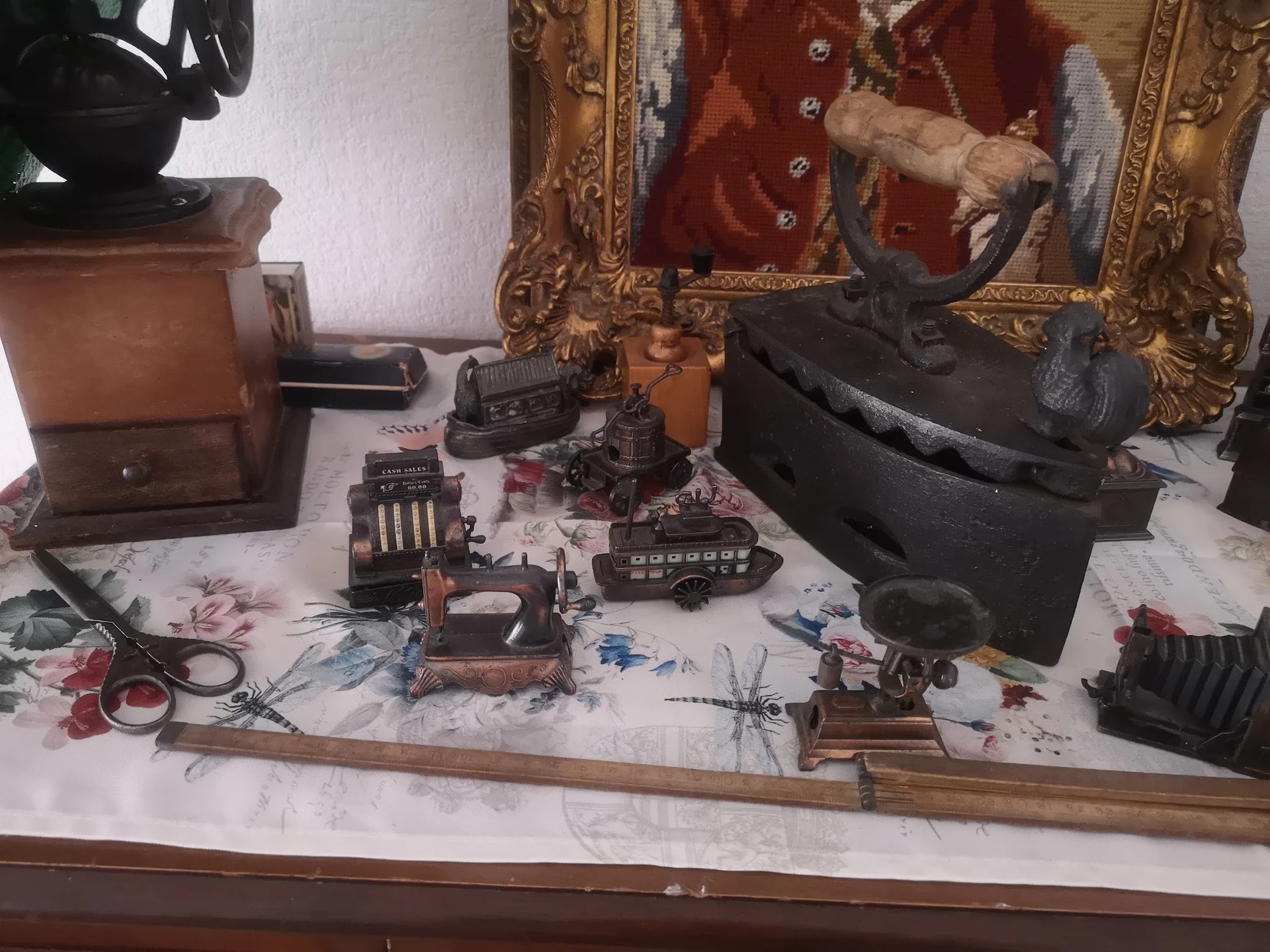 Vitrinekast met diverse antieke en vintage voorwerpen: kasten, beelden, muziekinstrumenten en decoratieve items