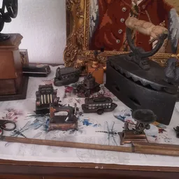 Vitrinekast met diverse antieke en vintage voorwerpen: kasten, beelden, muziekinstrumenten en decoratieve items