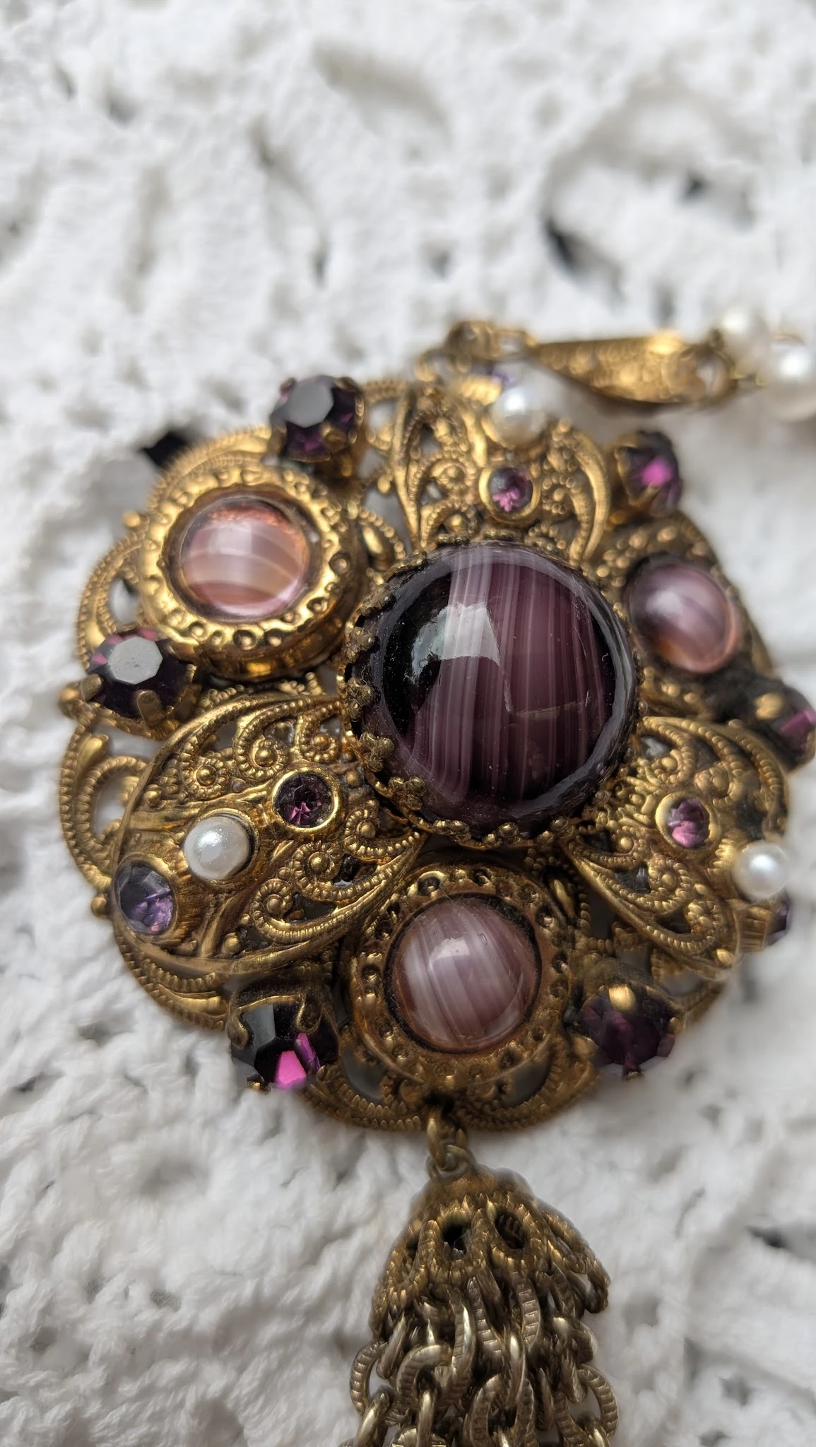 Goudkleurige broche met paarse amethist en andere halfedelstenen in sieraden-sieraad stijl