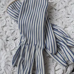 Blauw-wit gestreepte sjaal of das op witte gehaakte achtergrond