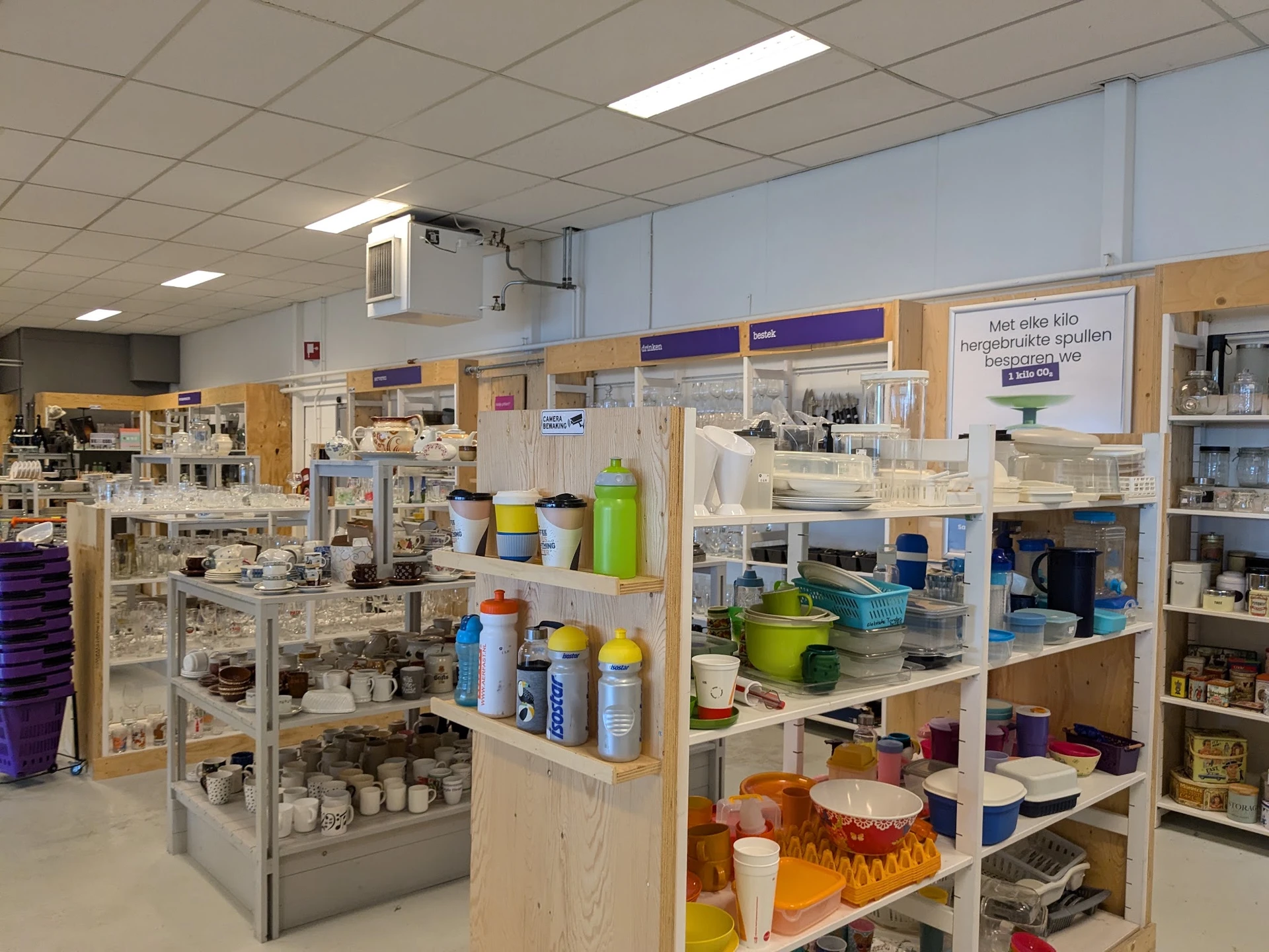 Winkelvloer met stellingen vol huishoudelijke artikelen, servies, benodigdheden en decoratieartikelen